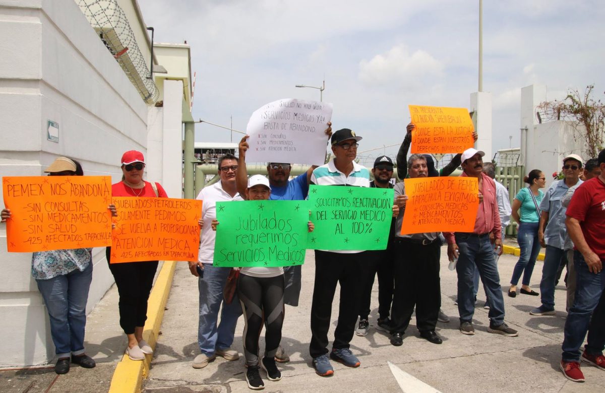 Jubilados de Pemex levantan bloqueo temporalmente en Chiapas; exigen servicios médicos