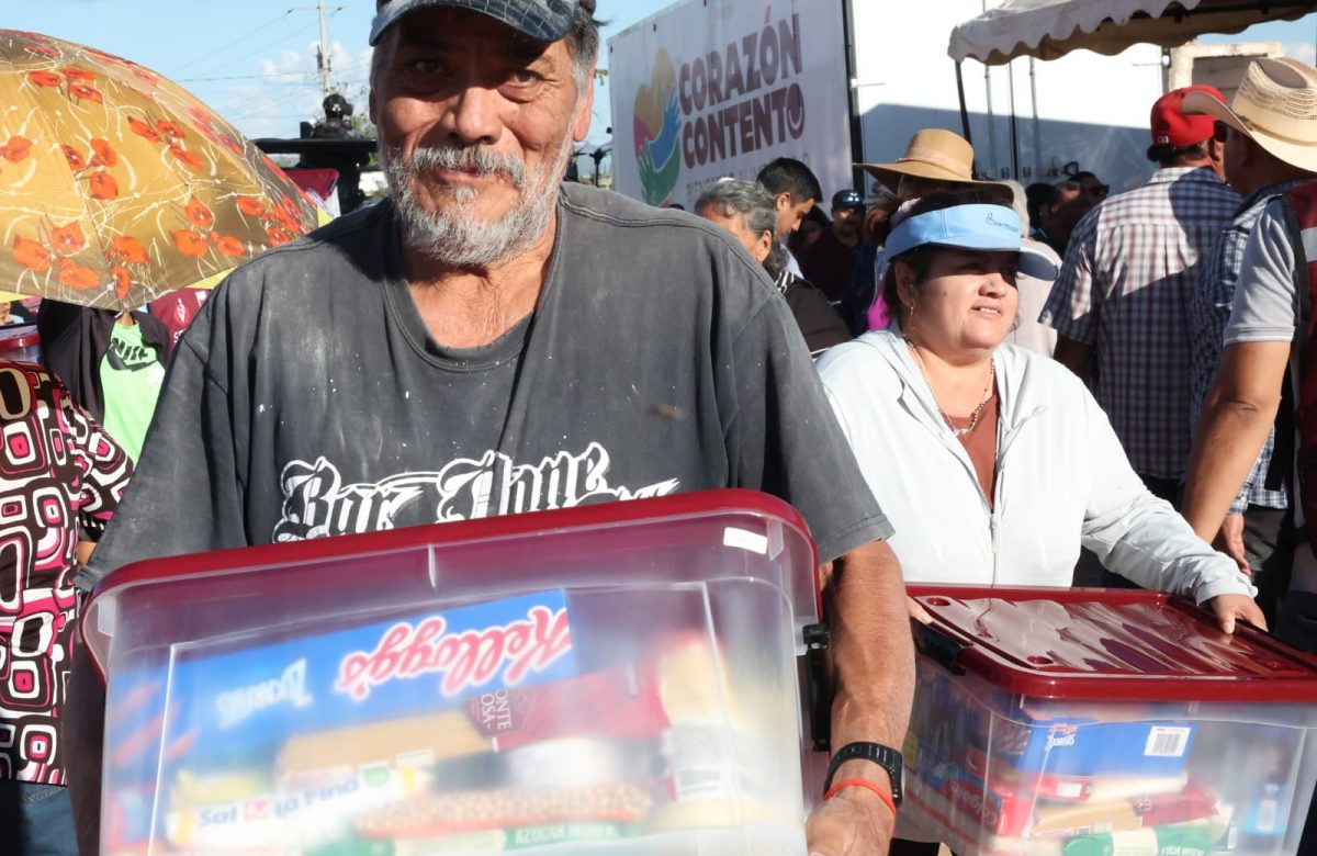 David Monreal entrega apoyos y promete carretera en Montemariana