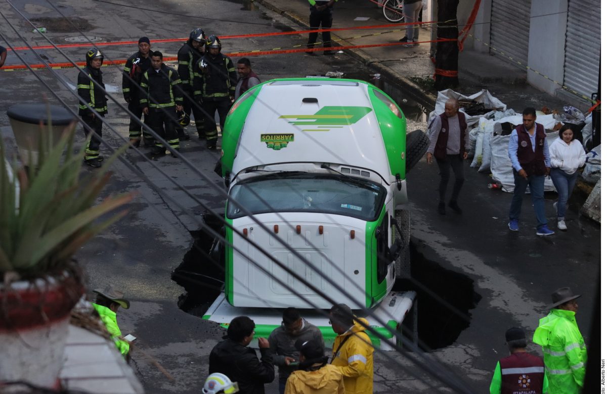 Camión de Jarritos cae en socavón de 8 metros en Iztapalapa; no hubo heridos