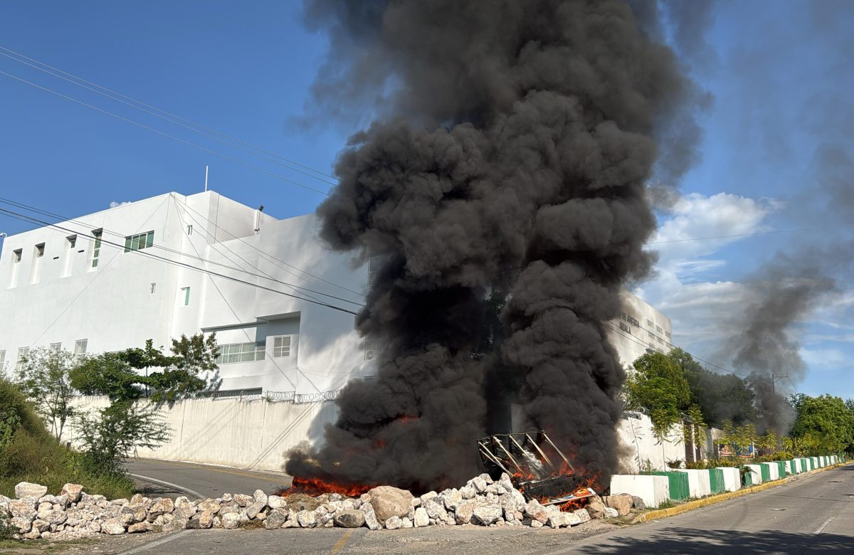 Atacan Palacio de Justicia en Guerrero tras 11 años de desaparición de los 43 normalistas