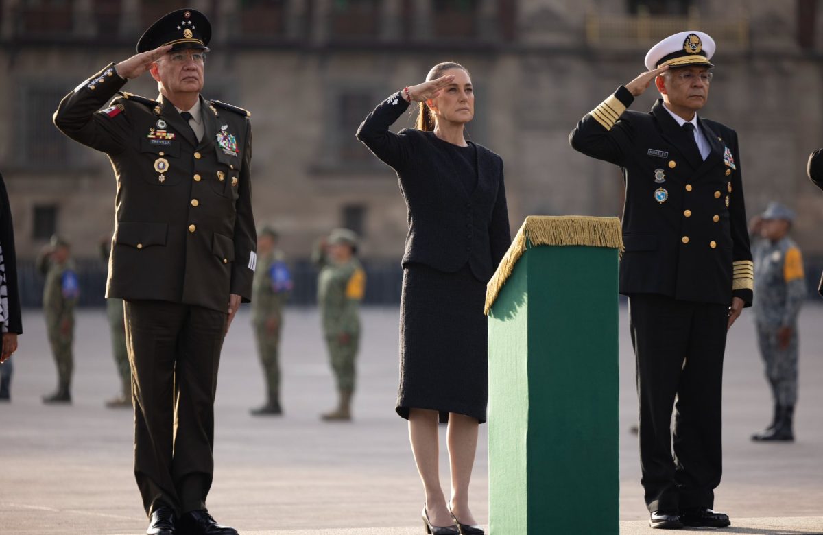 Encabeza Sheinbaum izamiento de bandera por sismos