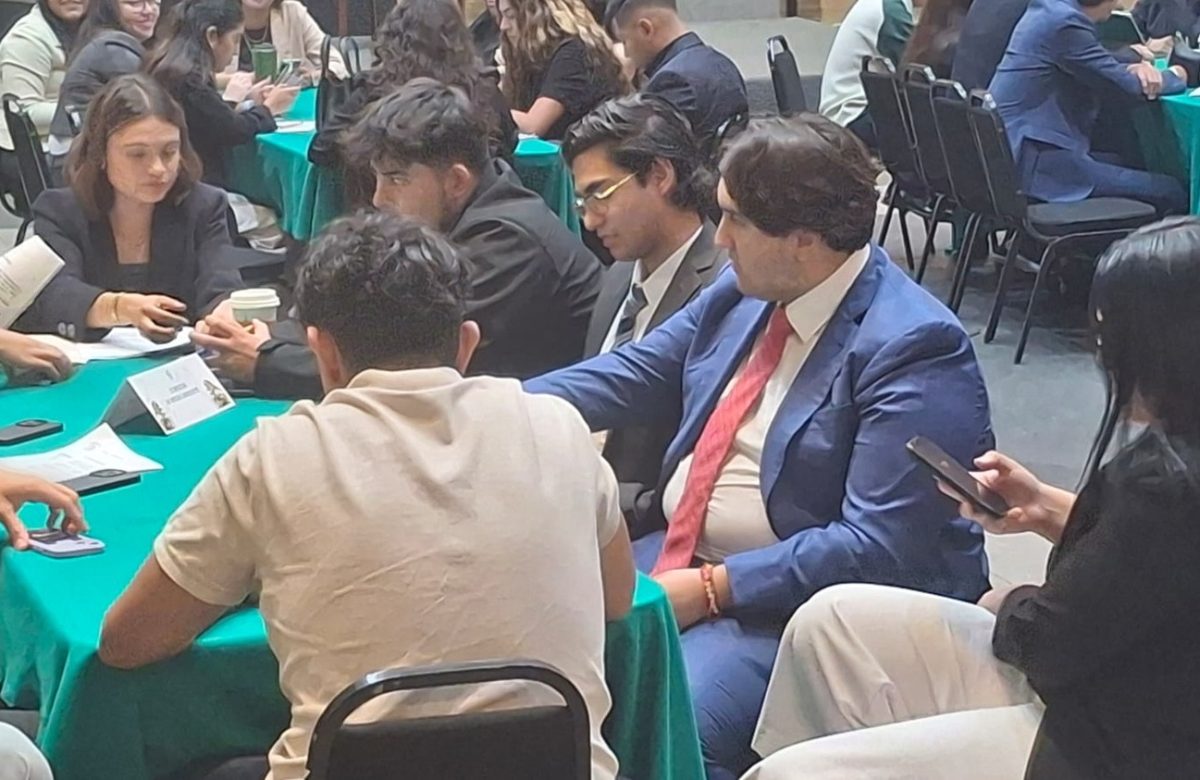 Participa Jesús Ernesto en Parlamento Juvenil