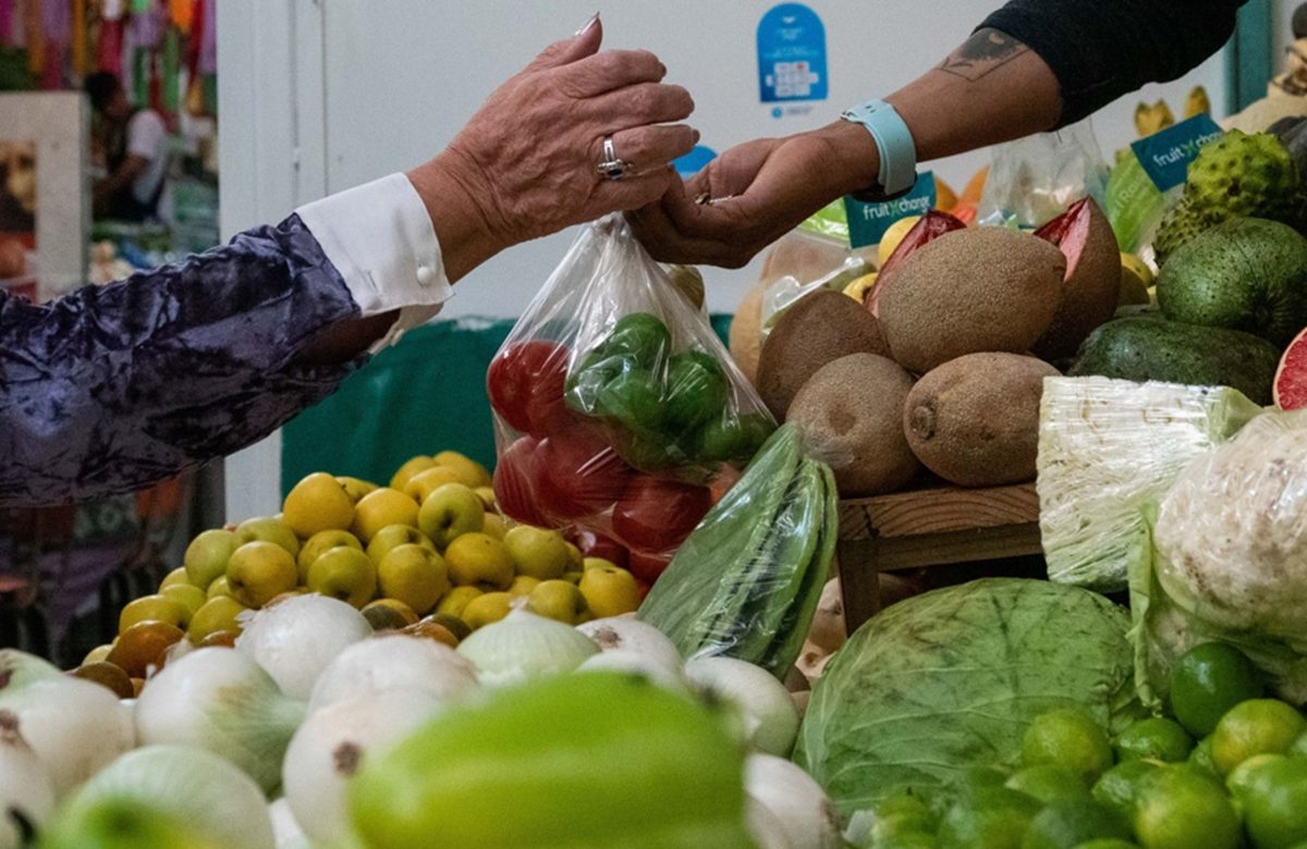 Bajan precios del huevo, pollo y jitomate; sube luz, aviones y vivienda
