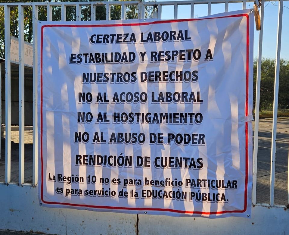 Trabajadores de la SEDUZAC toman oficinas de la Región 10; denuncian acoso y abuso de poder