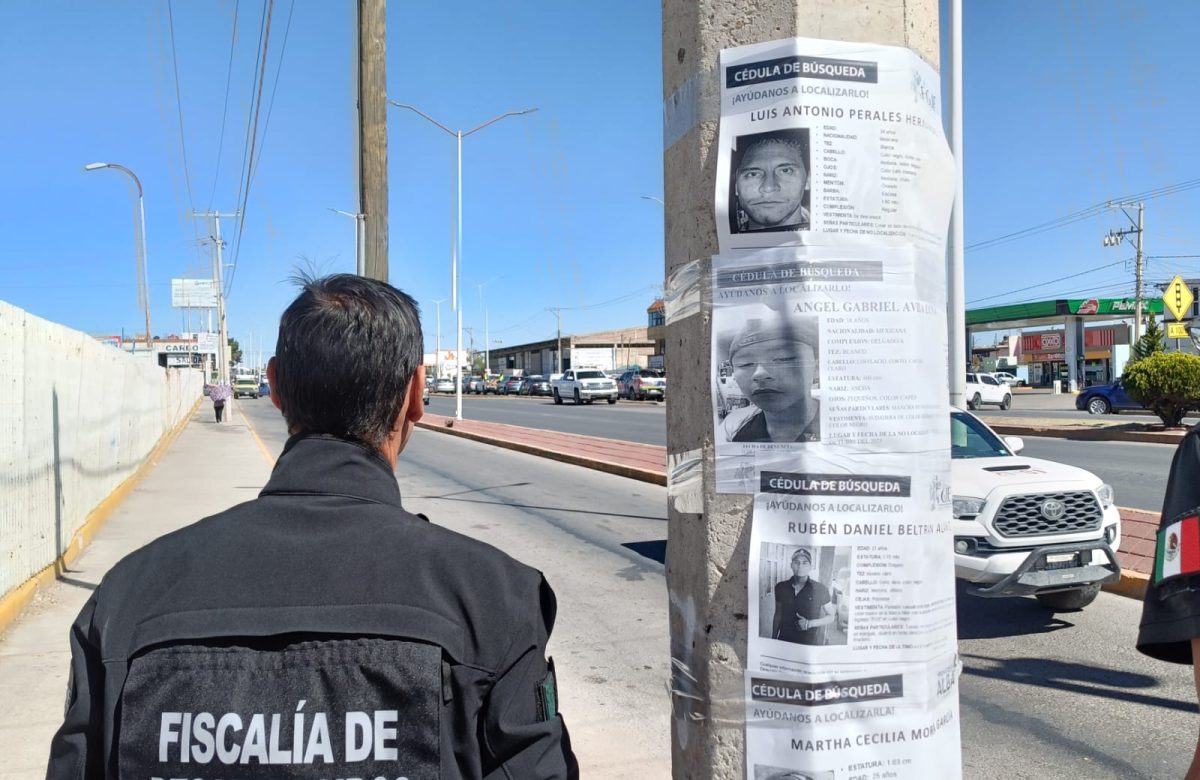 Realizan pega de cédulas de personas desaparecidas en Fresnillo