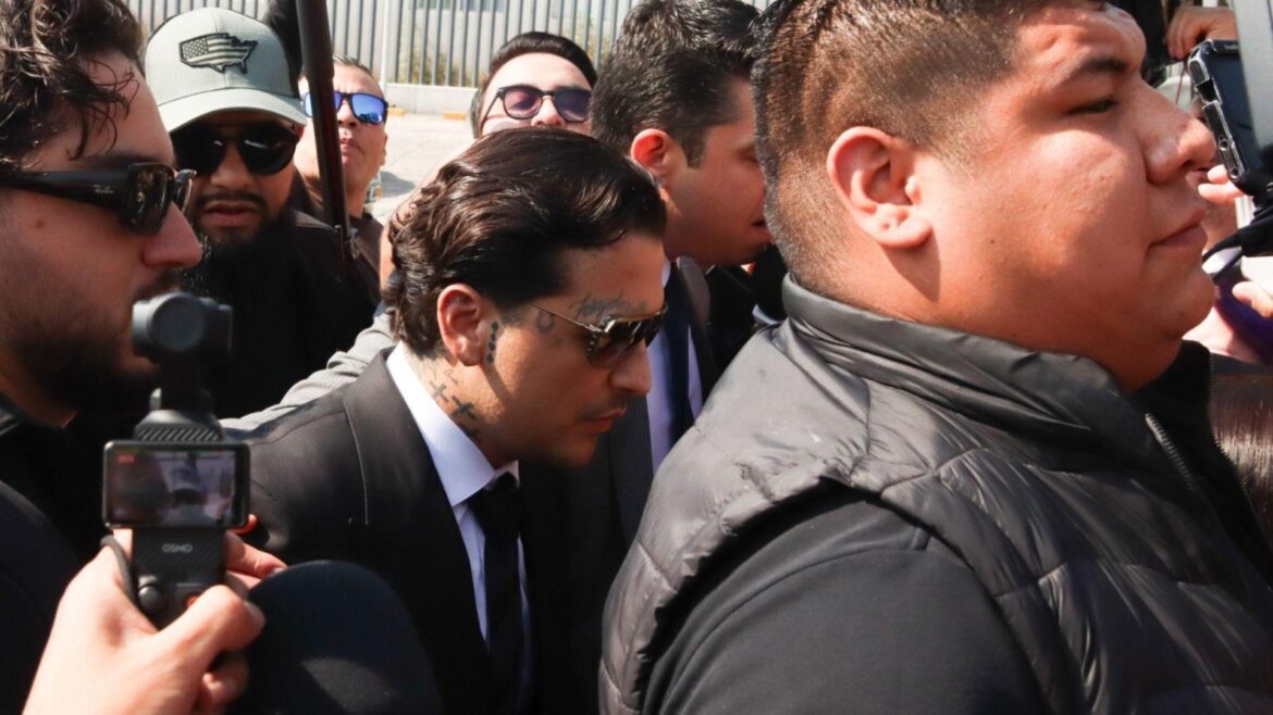 Jueza frena proceso penal contra Christian Nodal por falsificación