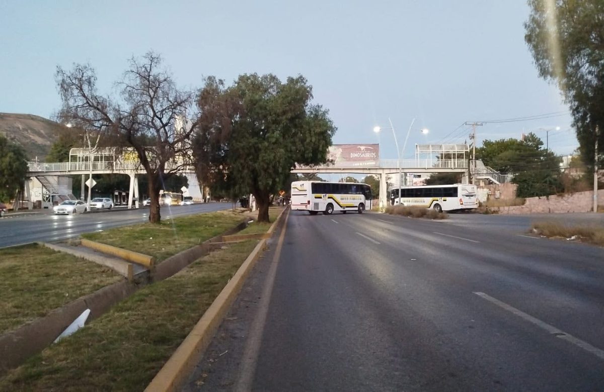Normalistas desquician la ciudad; bloquean el bulevar y exigen becas estatales