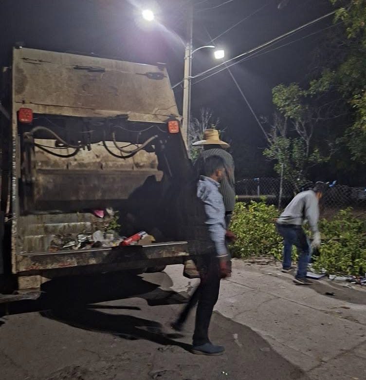 Alcalde y regidores salen a recolectar basura en Tepechitlán