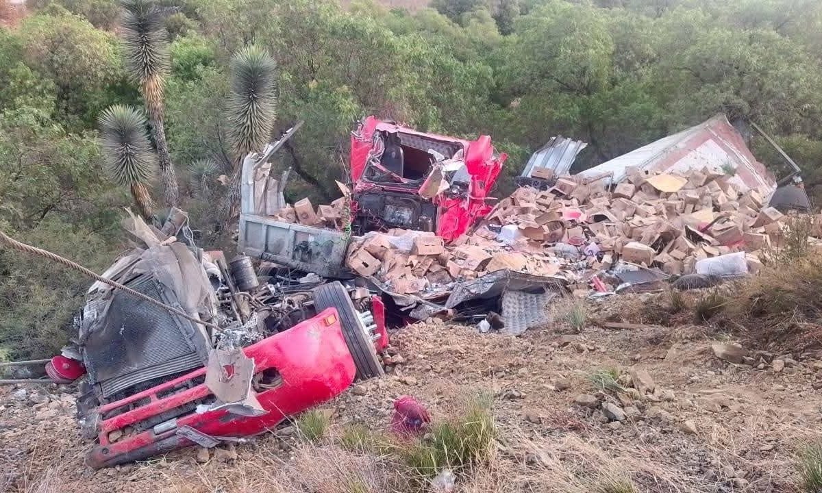 Vuelca tráiler cargado de vidrio: Milagrosamente no hay heridos