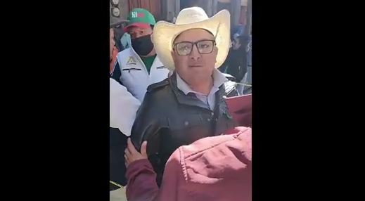 Amarran habitantes a cinco funcionarios por falta de agua