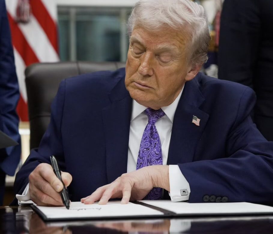Trump amplía restricciones de entrada a extranjeros