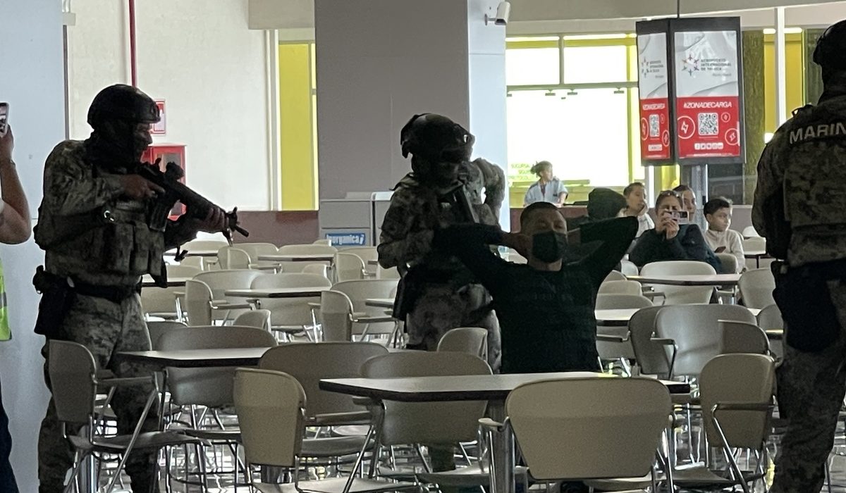 En Aeropuerto de Toluca simulan ataque con toma de rehenes