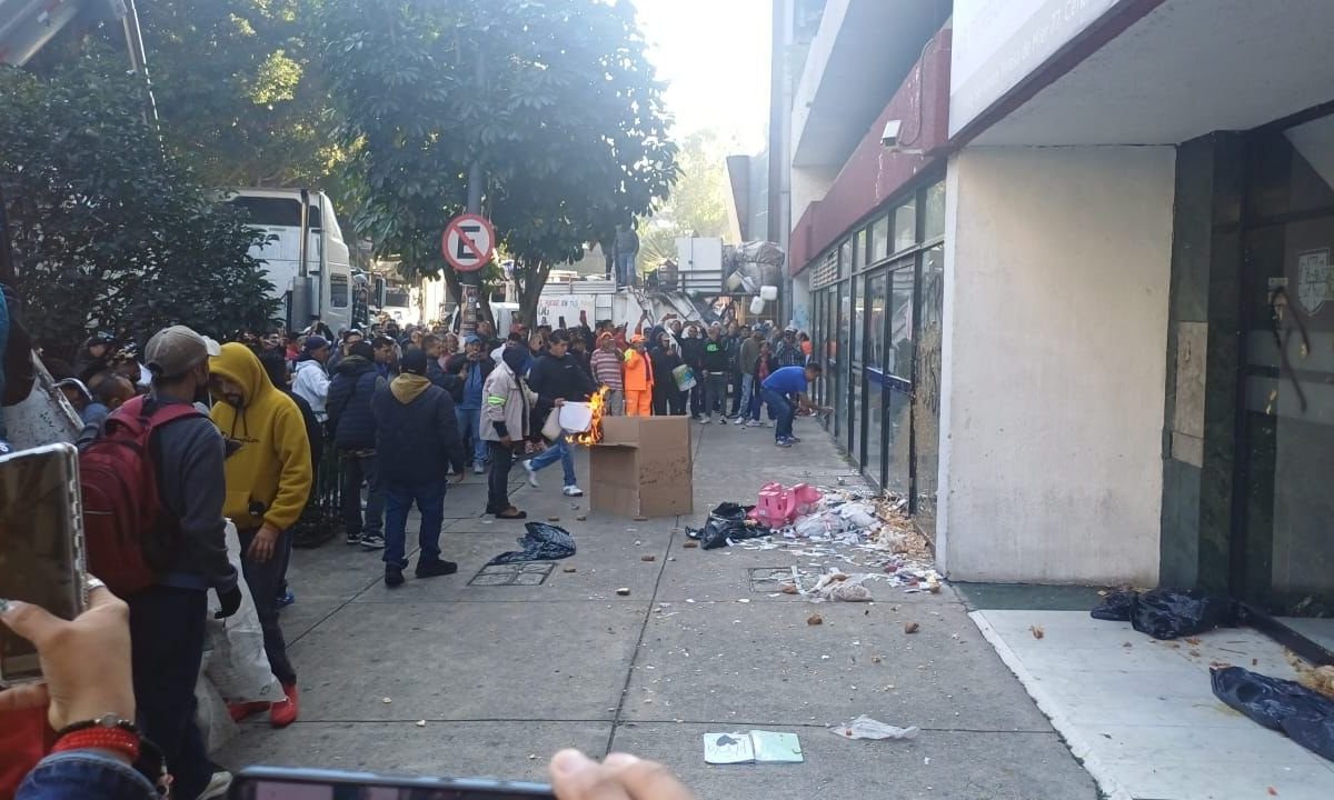 Protestan trabajadores de limpieza de la CDMX