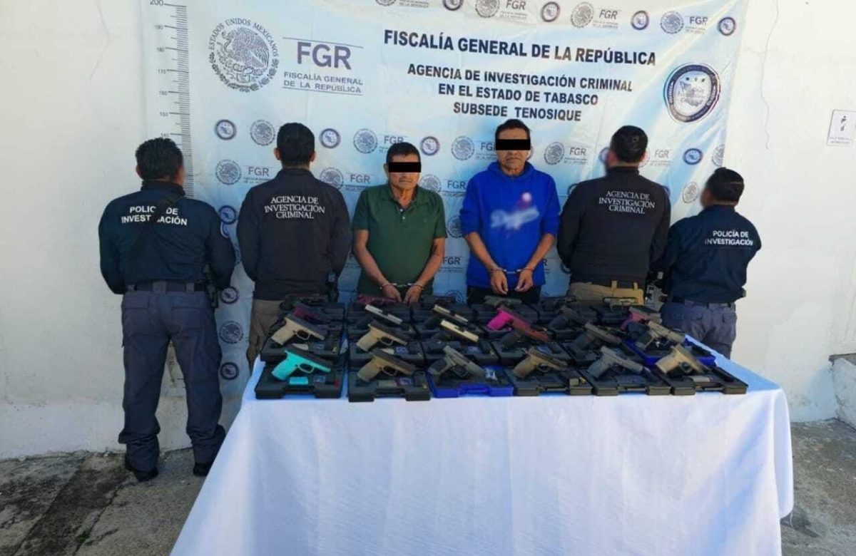 Detienen a dos por transportar armas en una combi
