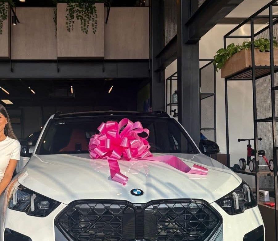 Regalan camioneta BMW a esposa de alcalde de Tantoyuca