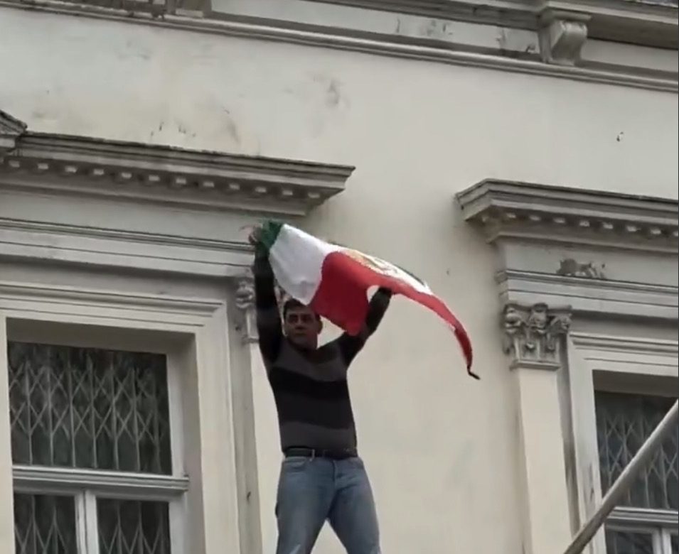 Cambian bandera en embajada de Irán en Londres