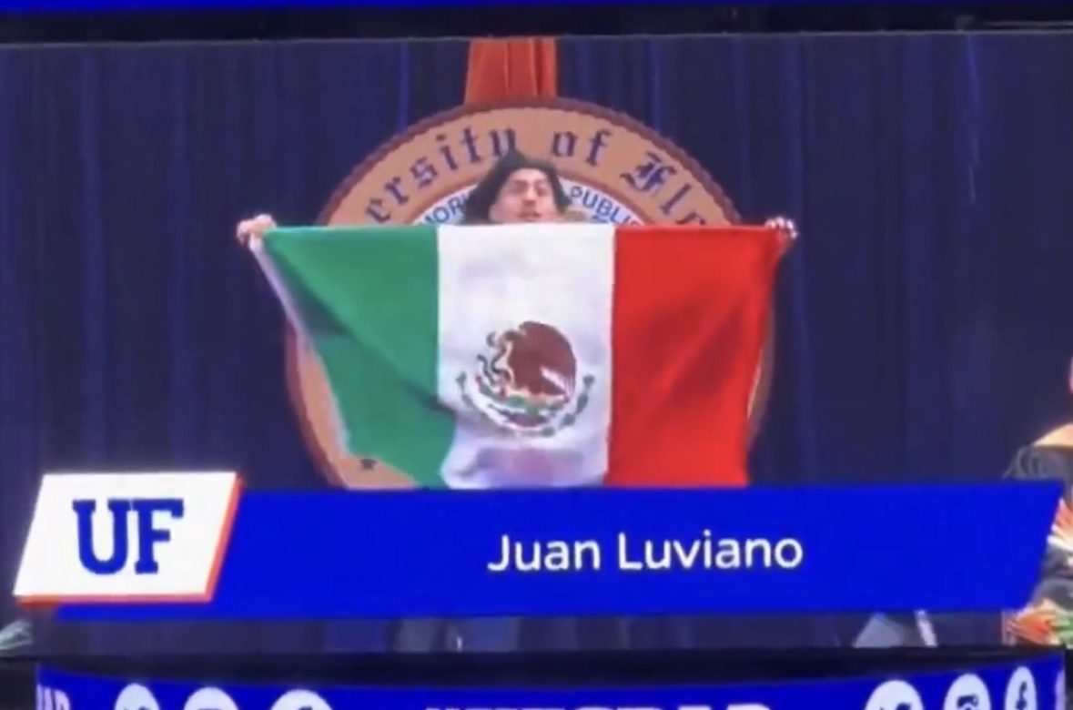 Mexicano se gradúa en Florida y porta bandera con orgullo