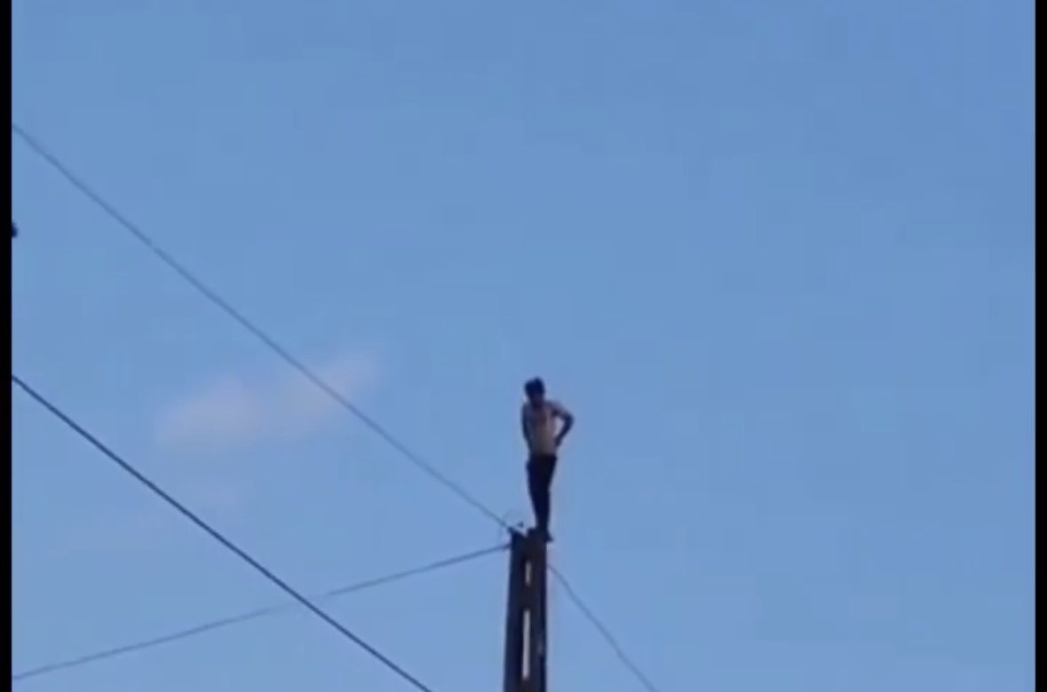Hombre se sube a antena en Querétaro y cae