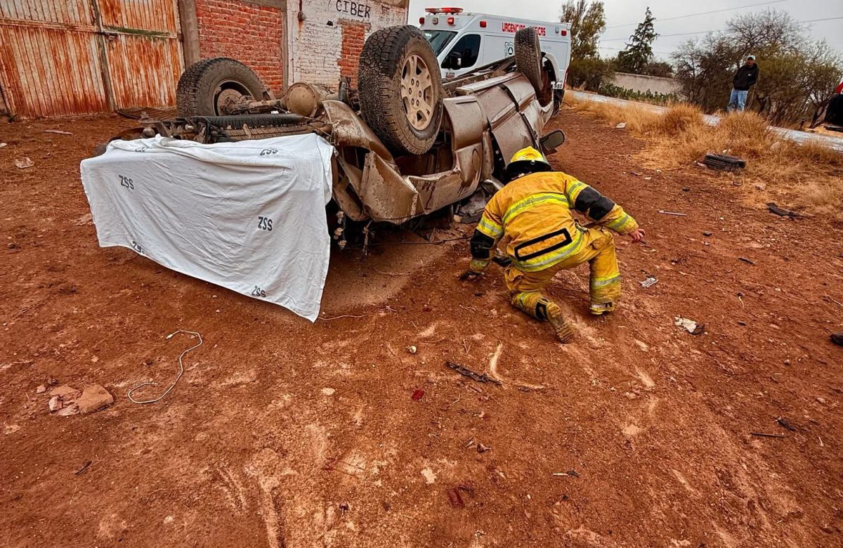 Tragedia en carretera: volcadura deja dos personas sin vida en Tierra Blanca