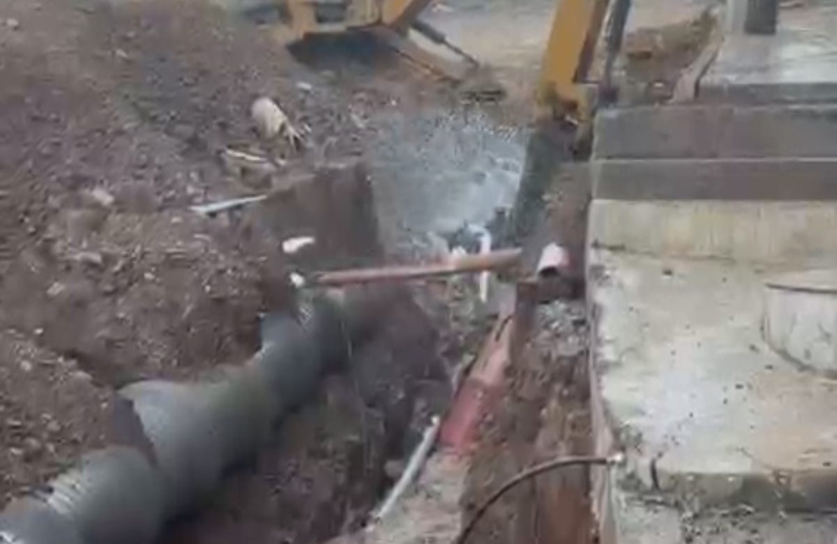 Obras del Ayuntamiento de Miguel Varela provocan megafuga y dejan sin agua a la colonia Lázaro Cárdenas