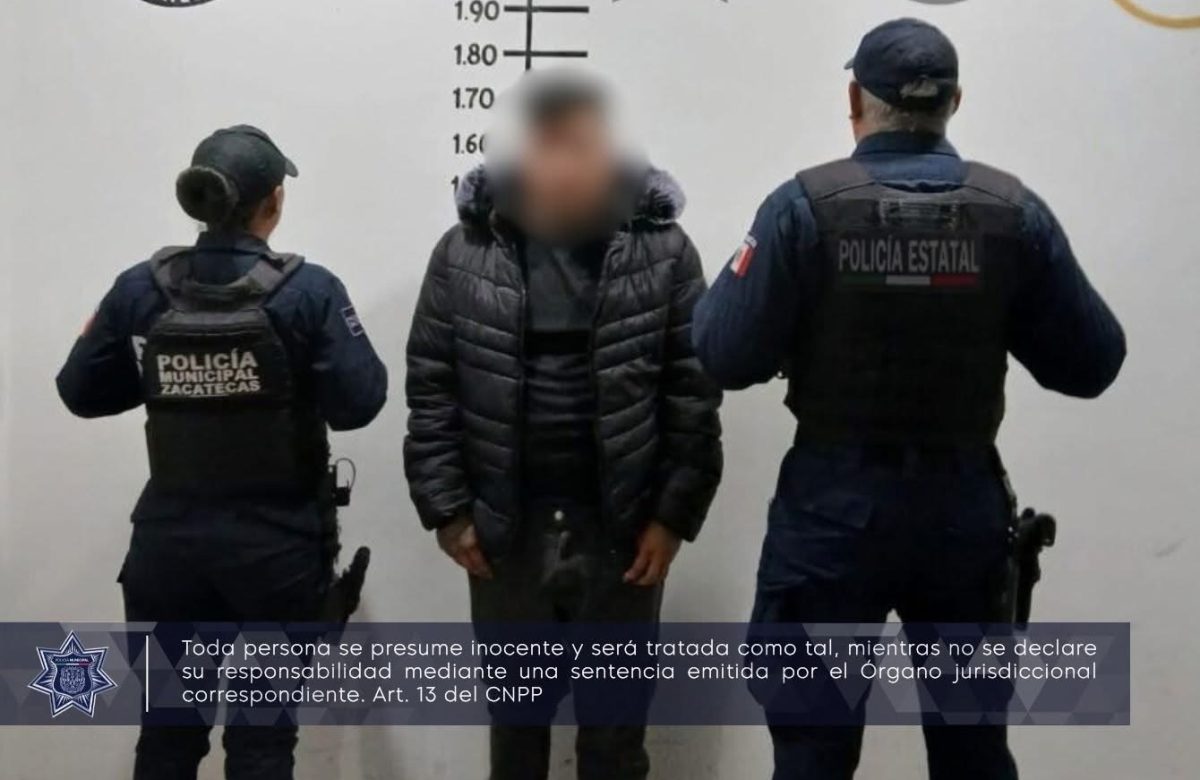 Cae joven por presunto robo en comercio de la colonia Tres Cruces