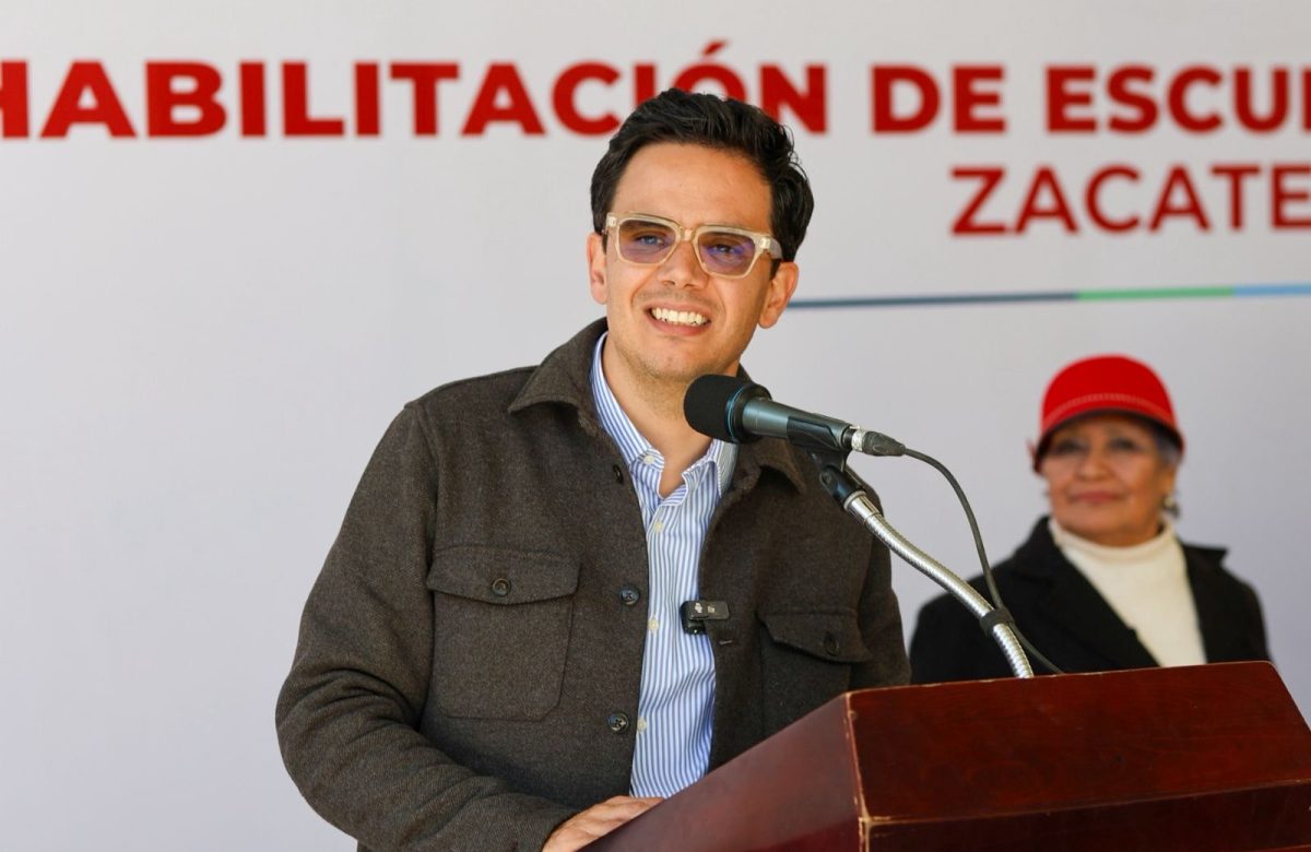 Rodrigo Reyes acerca apoyos y mejora escuelas en la capital