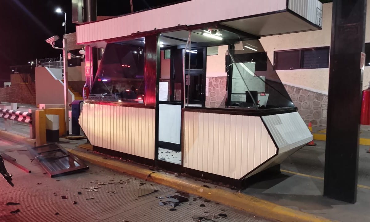 Camión con peregrinos se estrella contra caseta en Fresnillo; una mujer resulta herida