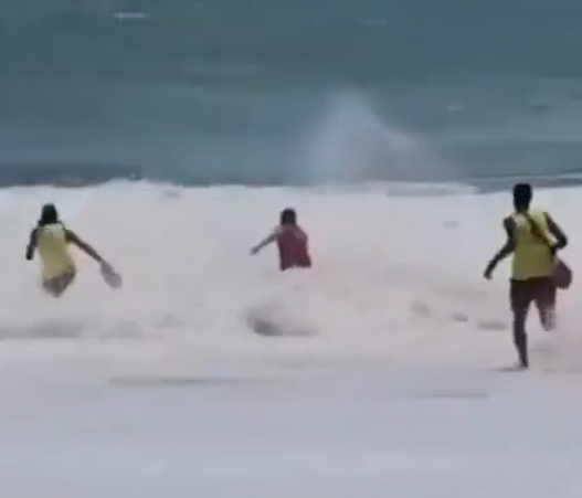 Salvavidas de Acapulco rescatan a dos turistas arrastrados por el mar
