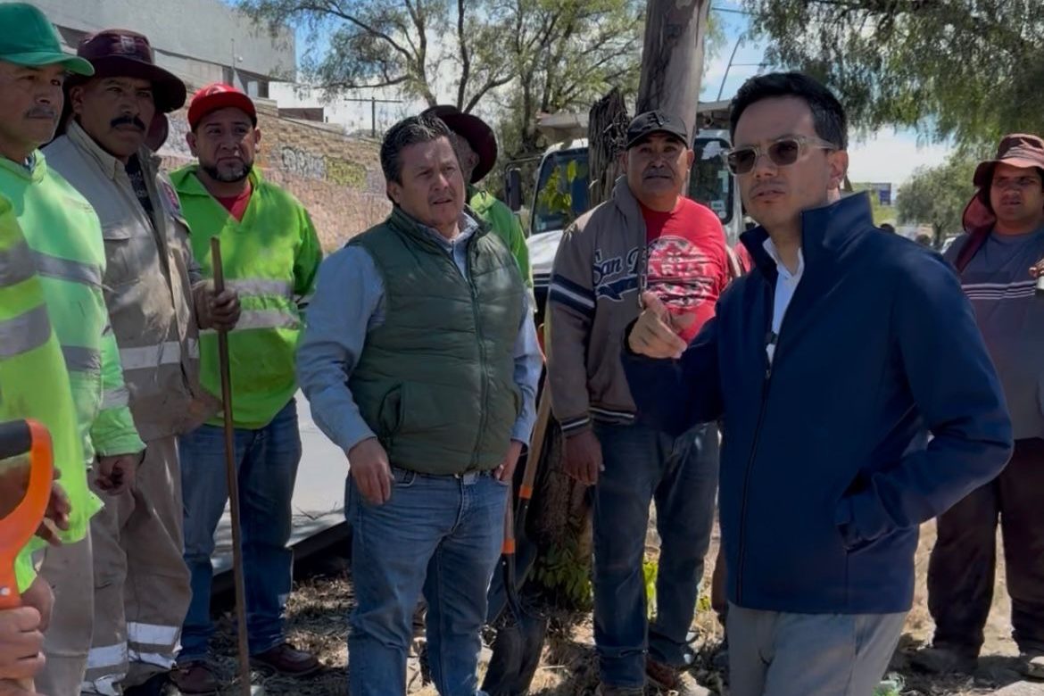Rodrigo Reyes Mugüerza supervisa mantenimiento de camellones en el bulevar metropolitano