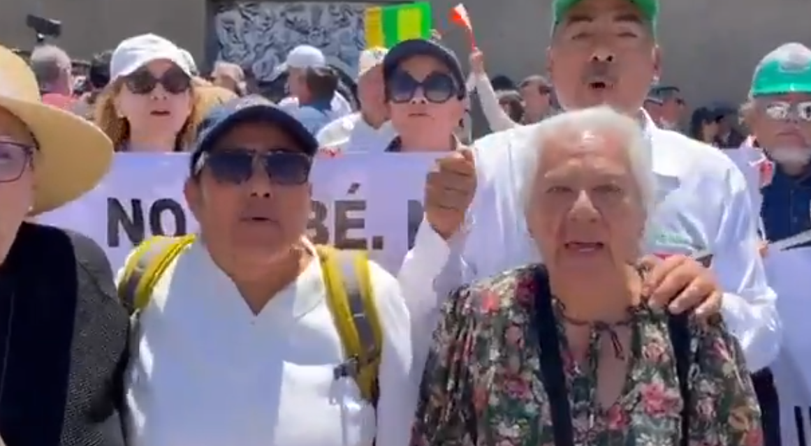 Trabajadores y jubilados irrumpen en San Lázaro