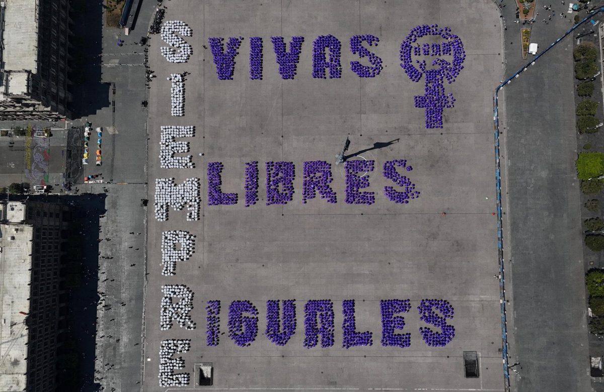 Forman frase en el Zócalo: «Siempre vivas, libres, iguales»