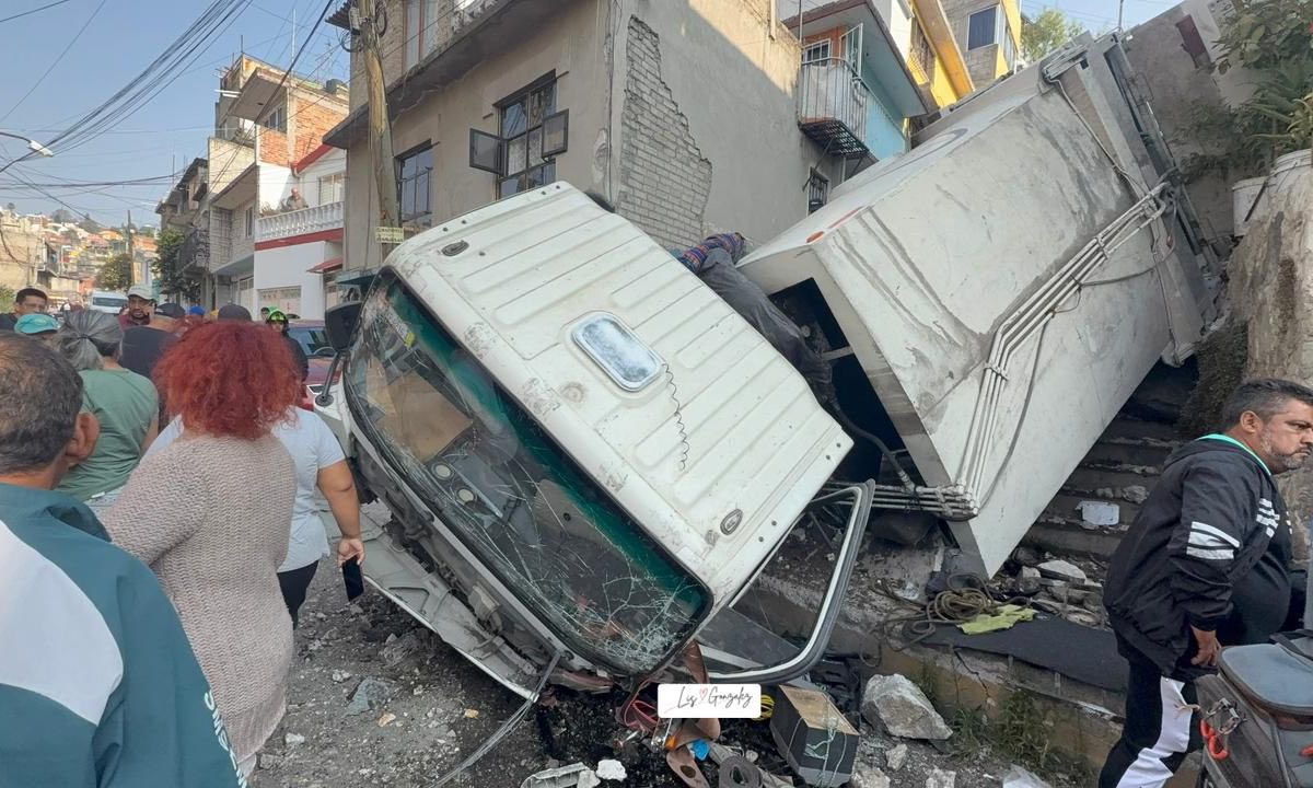 Camión de basura cae desde más de 10 metros en Naucalpan