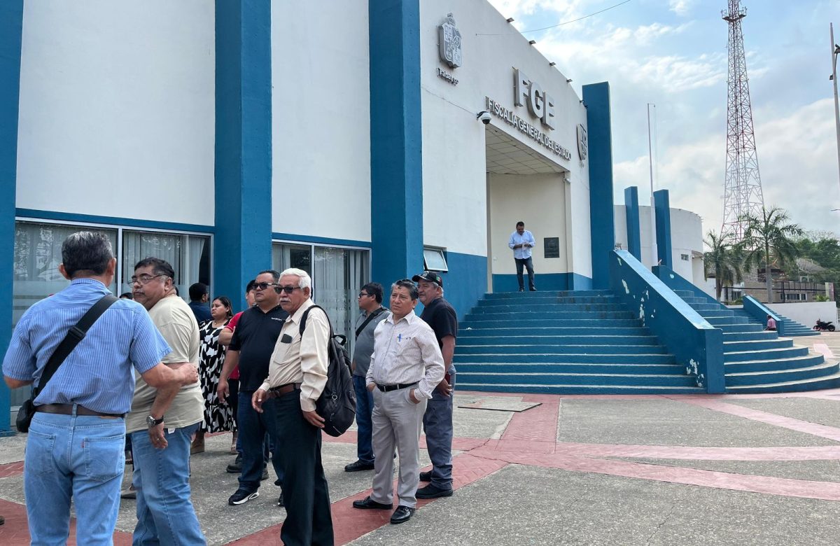 Personal de la Fiscalía de Tabasco se manifiesta por mejores salarios