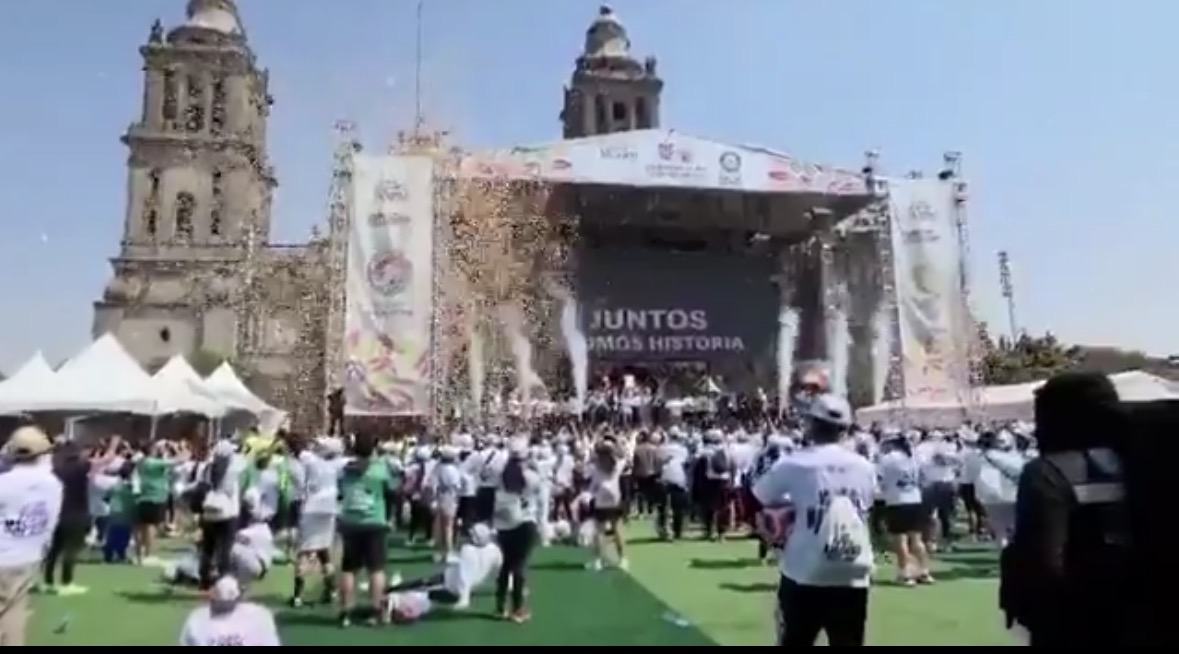 Realiza CDMX la clase de futbol más grande del mundo