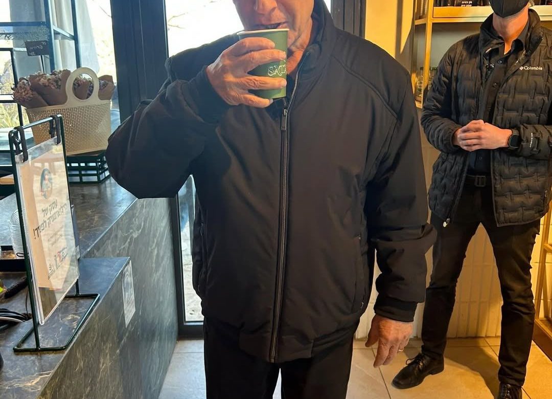 Desde una cafetería Netanyahu asegura que está vivo