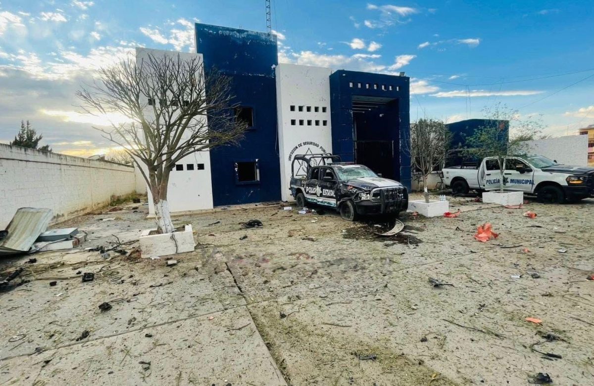 Ataque con explosivo contra comandancia en Luis Moya deja tres policías heridos
