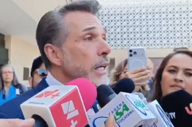 Vuelve Sergio Mayer a San Lázaro; no descarta pedir otra licencia