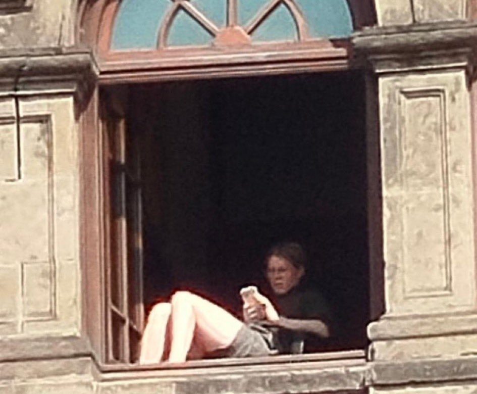 Renuncia funcionaria que asoleó sus piernas en Palacio Nacional
