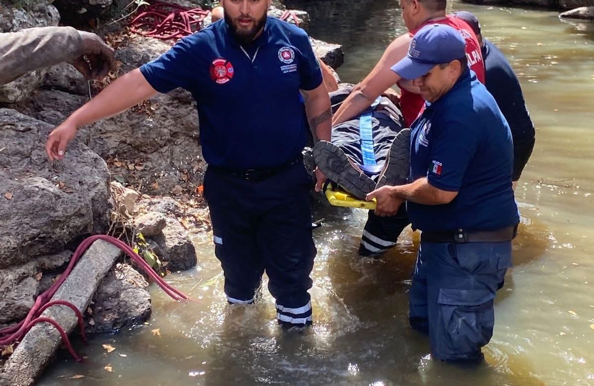 Caen 35 metros a un arroyo y logran rescatarlos con vida en Jalpa