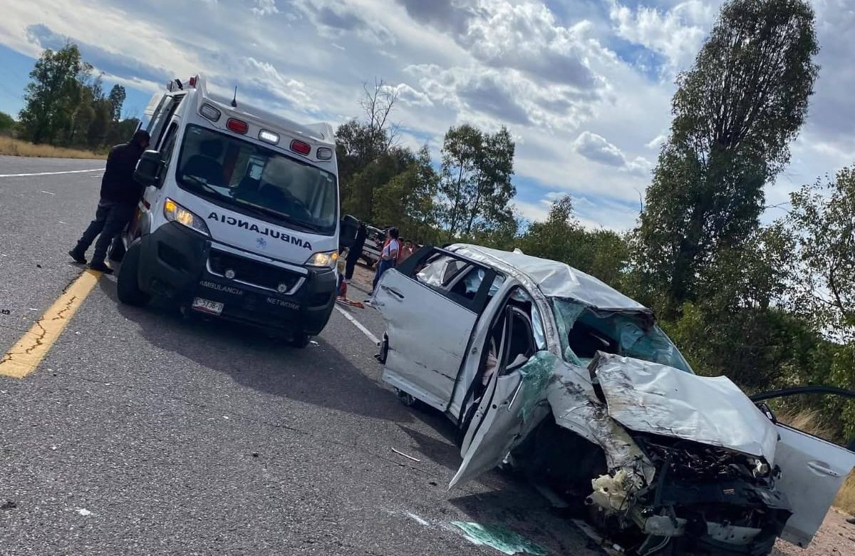 Volcadura deja a familia gravemente herida en la carretera Sombrerete–Sain Alto