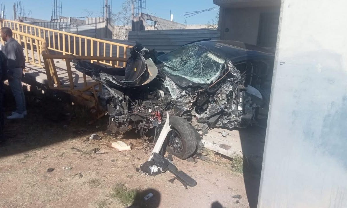 QUEDÓ DESTROZADO: FUERTE CHOQUE EN LA 54 DEJA DOS PERSONAS GRAVES
