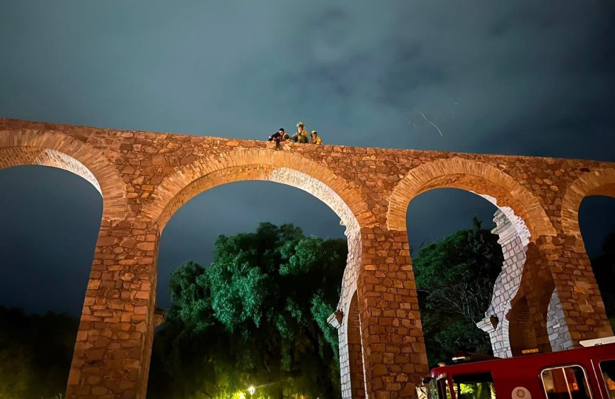 Al borde de la tragedia: rescatan a joven que intentaba lanzarse del Acueducto de Zacatecas